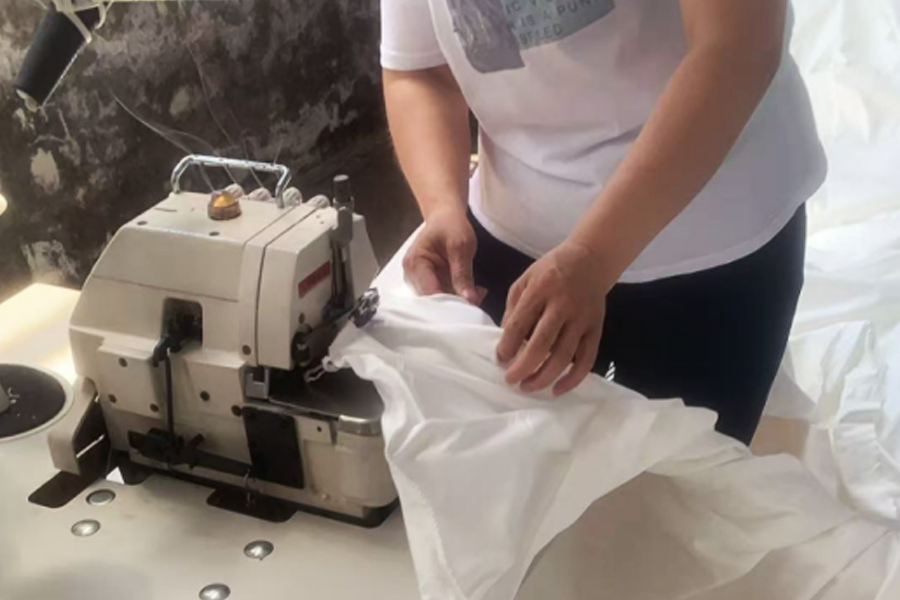 Farbowanie fabryczne - obszar głowicy do szycia szarej tkaniny