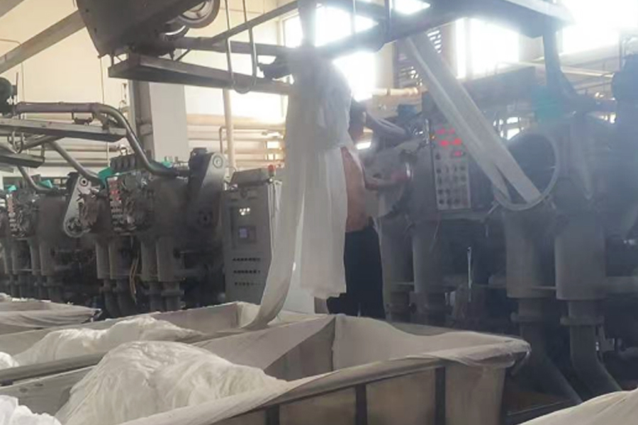 Farbowanie fabrycznej szarej tkaniny w cylindrze