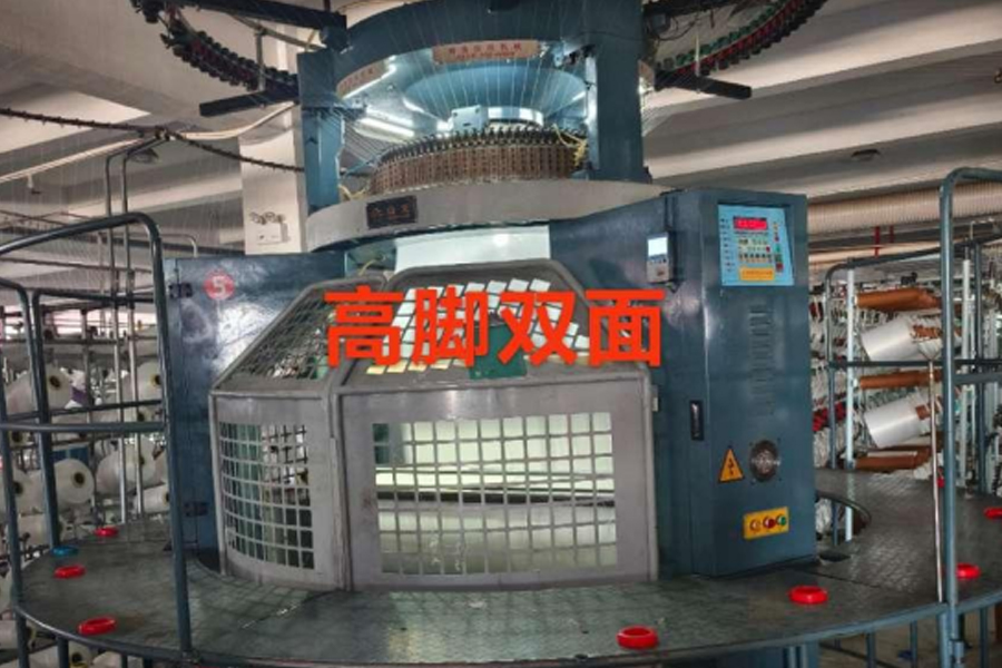 Model produkcyjny z szarej tkaniny - wysokie nóżki dwustronne