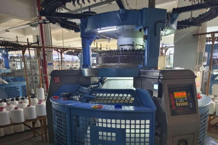 Model produkcyjny z szarej tkaniny - środkowa stopka dwustronna